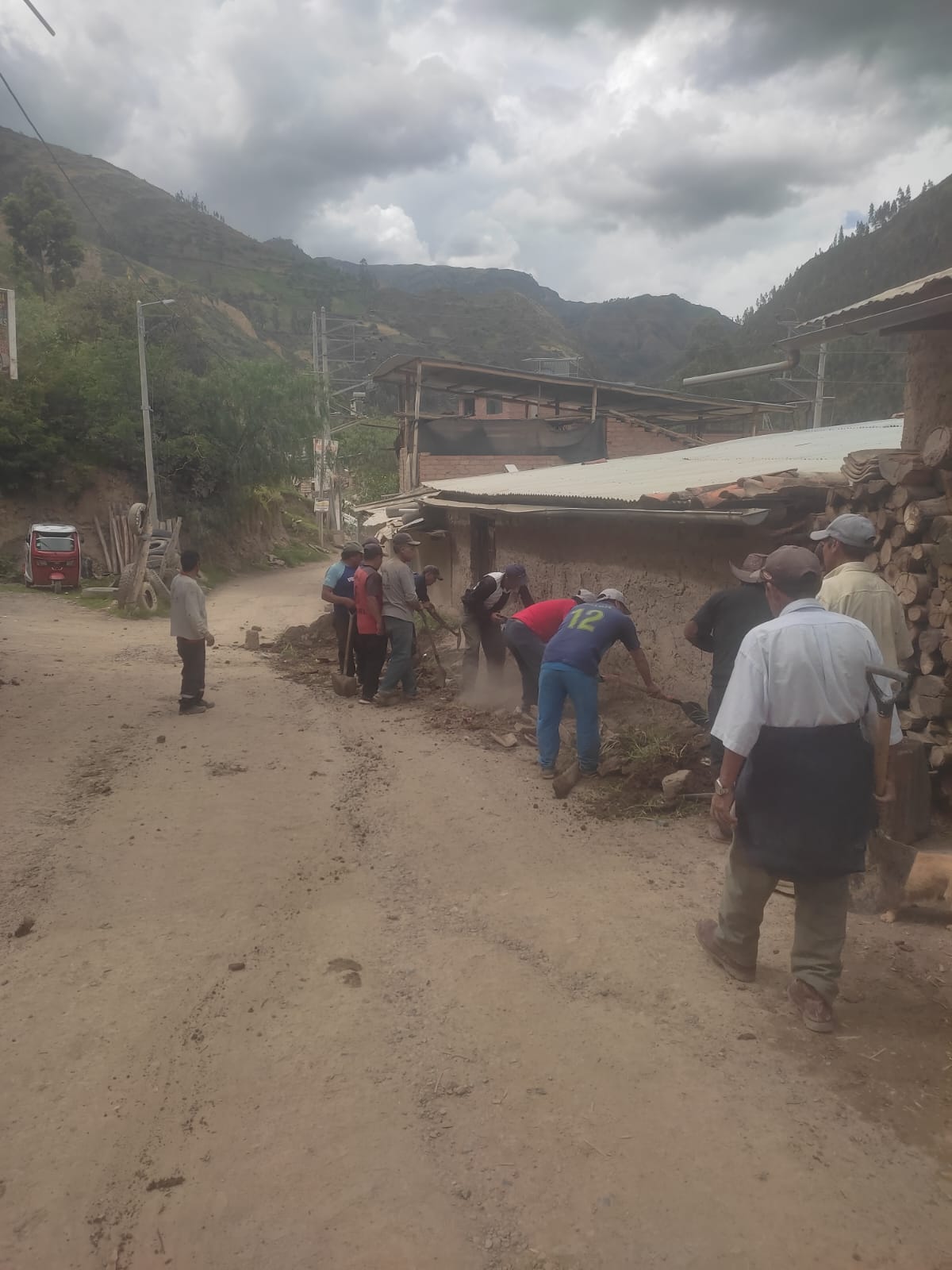 馃挔TRABAJO EN EQUIPO: LIMPIEZA DE CUNETAS EN EL BARRIO 5 DE AGOSTO PARA UN INVIERNO SEGURO
En un esfuerzo conjunto entre la Municipalidad Provincial de Sihuas y los vecinos del barrio 5 de Agosto (Mitobamba), se ejecut贸 un importante trabajo de limpieza y descolmataci贸n de cunetas en la parte superior de dicho lugar.
Esta faena, llevada a cabo mediante la oficina de Gesti贸n de Riesgo de Desastres y Defensa Civil con la colaboraci贸n activa de la poblaci贸n, tiene como principal objetivo mejorar la infraestructura vial y garantizar la seguridad de los vecinos ante la proximidad de la temporada de invierno, evitarando problemas de inundaciones durante la temporada de lluvias.