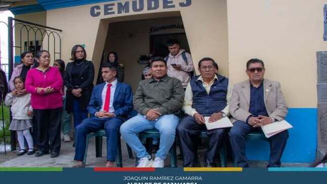 Con gran éxito y la masiva participación de niños, adolescentes y sus familias, la subgerencia de Participación Vecinal y Registro Civil de la Gerencia de Desarrollo Social de la MPC inauguró los Talleres Vacacionales 2025.
Este programa ofrece oportunidades de aprendizaje y entretenimiento durante las vacaciones, atrayendo a cientos de participantes de diversos sectores de la ciudad. Las actividades incluyen disciplinas artísticas, deportes, cultura y refuerzo académico, con un total de 600 inscritos en clases de danza, música, manualidades y más.
En la ceremonia de inauguración, el regidor de la MPC, José Eugenio Cruzado Bardales, en representación del alcalde Joaquín Ramírez Gamarra, subrayó la importancia de estas iniciativas para fomentar la participación de los jóvenes, el uso adecuado del tiempo libre y el fortalecimiento de los lazos vecinales.
¡𝗝𝗢𝗔𝗤𝗨𝗜𝗡 𝗦Í 𝗖𝗨𝗠𝗣𝗟𝗘!