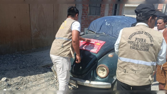 Notifican a propietarios de vehículos abandonados