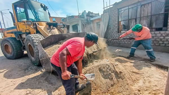 Personal obrero de la comuna recogiendo desmonte de la vía pública