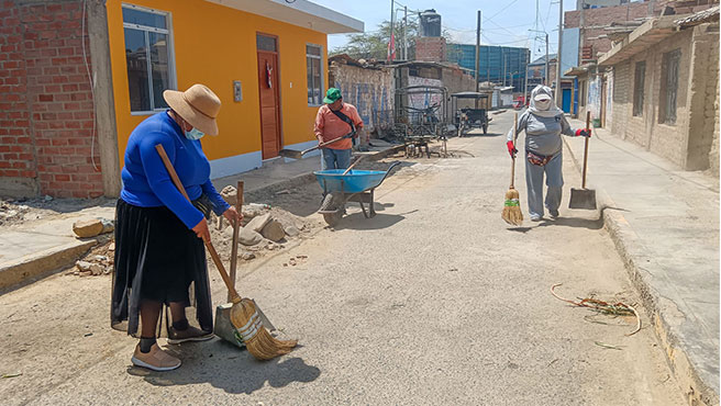 Personal obrero barriendo las calles