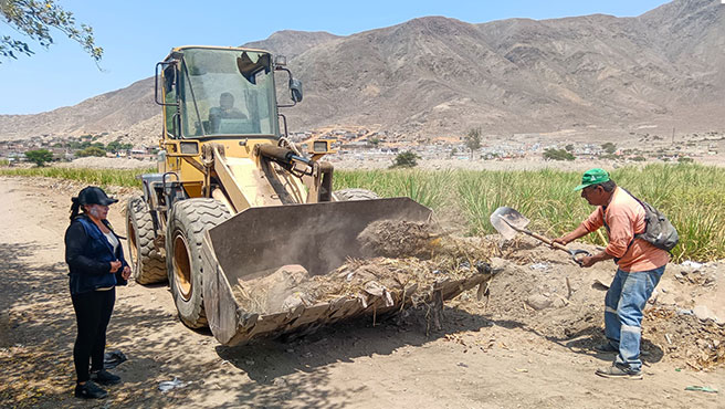 Personal obrero recogiendo más desmonte