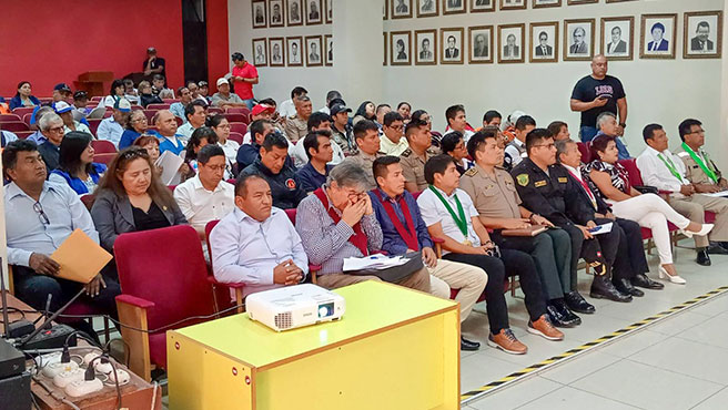 Asistentes a la reunión de la Plataforma de Defensa Civil de la Provincia del Santa escuchando las exposiciones