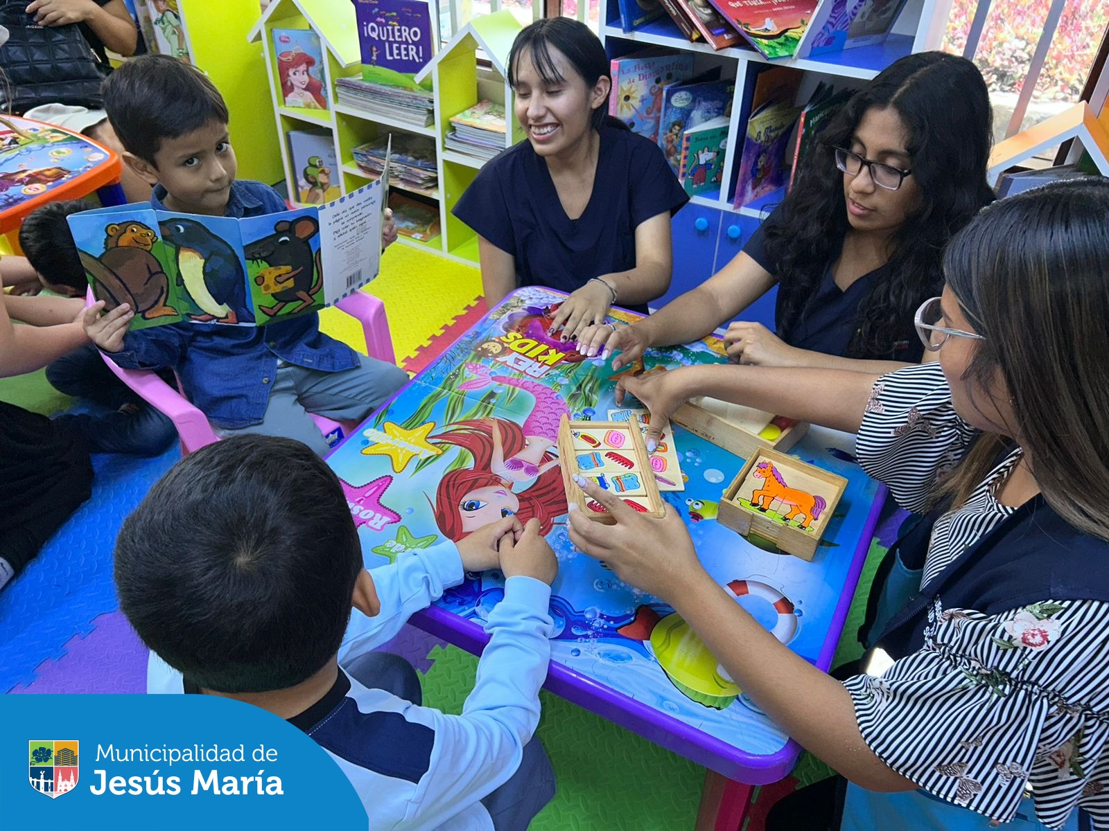 Los pequeños disfrutan de talleres llenos de creatividad y cultura en nuestra Biblioteca Infantil y Centro Cultural. 🎭🎶
Revisa nuestra lista de talleres y encuentra el ideal para tus hijos ingresando aquí 👉 bit.ly/4a9q2d1. ¡Es la oportunidad perfecta para que vivan una experiencia única mientras aprenden y se divierten!