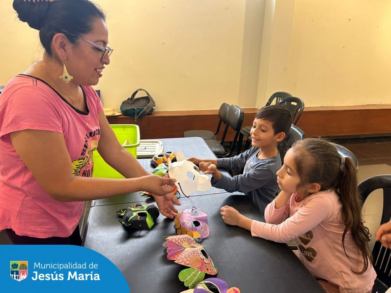 Los pequeños disfrutan de talleres llenos de creatividad y cultura en nuestra Biblioteca Infantil y Centro Cultural. 🎭🎶
Revisa nuestra lista de talleres y encuentra el ideal para tus hijos ingresando aquí 👉 bit.ly/4a9q2d1. ¡Es la oportunidad perfecta para que vivan una experiencia única mientras aprenden y se divierten!