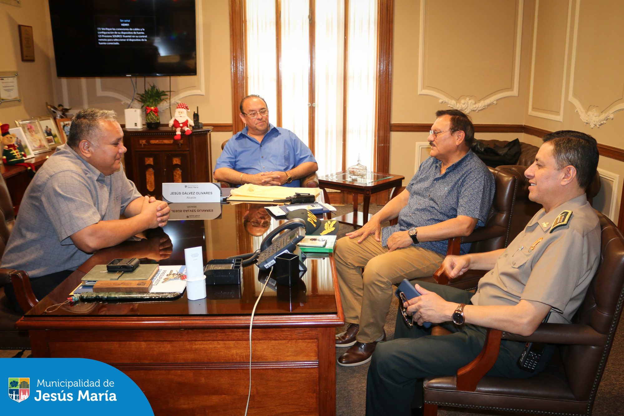 En nuestro compromiso por garantizar un distrito más seguro, el alcalde Jesús Gálvez dio la bienvenida al comandante PNP José Chávez Navarro, quien asume el cargo de nuevo comisario del distrito. 👮🏻♂️
Este nombramiento consolida nuestra alianza con las autoridades para continuar trabajando en la prevención y el cuidado de todos los vecinos.