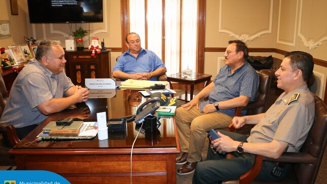En nuestro compromiso por garantizar un distrito más seguro, el alcalde Jesús Gálvez dio la bienvenida al comandante PNP José Chávez Navarro, quien asume el cargo de nuevo comisario del distrito. 👮🏻‍♂️
Este nombramiento consolida nuestra alianza con las autoridades para continuar trabajando en la prevención y el cuidado de todos los vecinos.