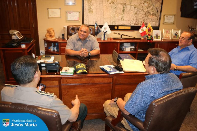 En nuestro compromiso por garantizar un distrito más seguro, el alcalde Jesús Gálvez dio la bienvenida al comandante PNP José Chávez Navarro, quien asume el cargo de nuevo comisario del distrito. 👮🏻♂️
Este nombramiento consolida nuestra alianza con las autoridades para continuar trabajando en la prevención y el cuidado de todos los vecinos.