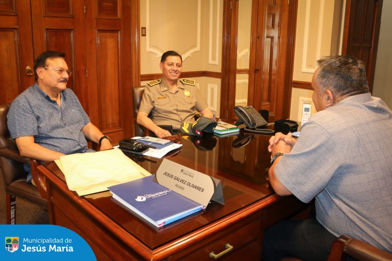 En nuestro compromiso por garantizar un distrito más seguro, el alcalde Jesús Gálvez dio la bienvenida al comandante PNP José Chávez Navarro, quien asume el cargo de nuevo comisario del distrito. 👮🏻♂️
Este nombramiento consolida nuestra alianza con las autoridades para continuar trabajando en la prevención y el cuidado de todos los vecinos.