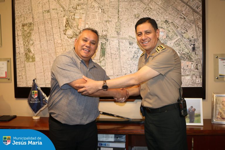 En nuestro compromiso por garantizar un distrito más seguro, el alcalde Jesús Gálvez dio la bienvenida al comandante PNP José Chávez Navarro, quien asume el cargo de nuevo comisario del distrito. 👮🏻♂️
Este nombramiento consolida nuestra alianza con las autoridades para continuar trabajando en la prevención y el cuidado de todos los vecinos.