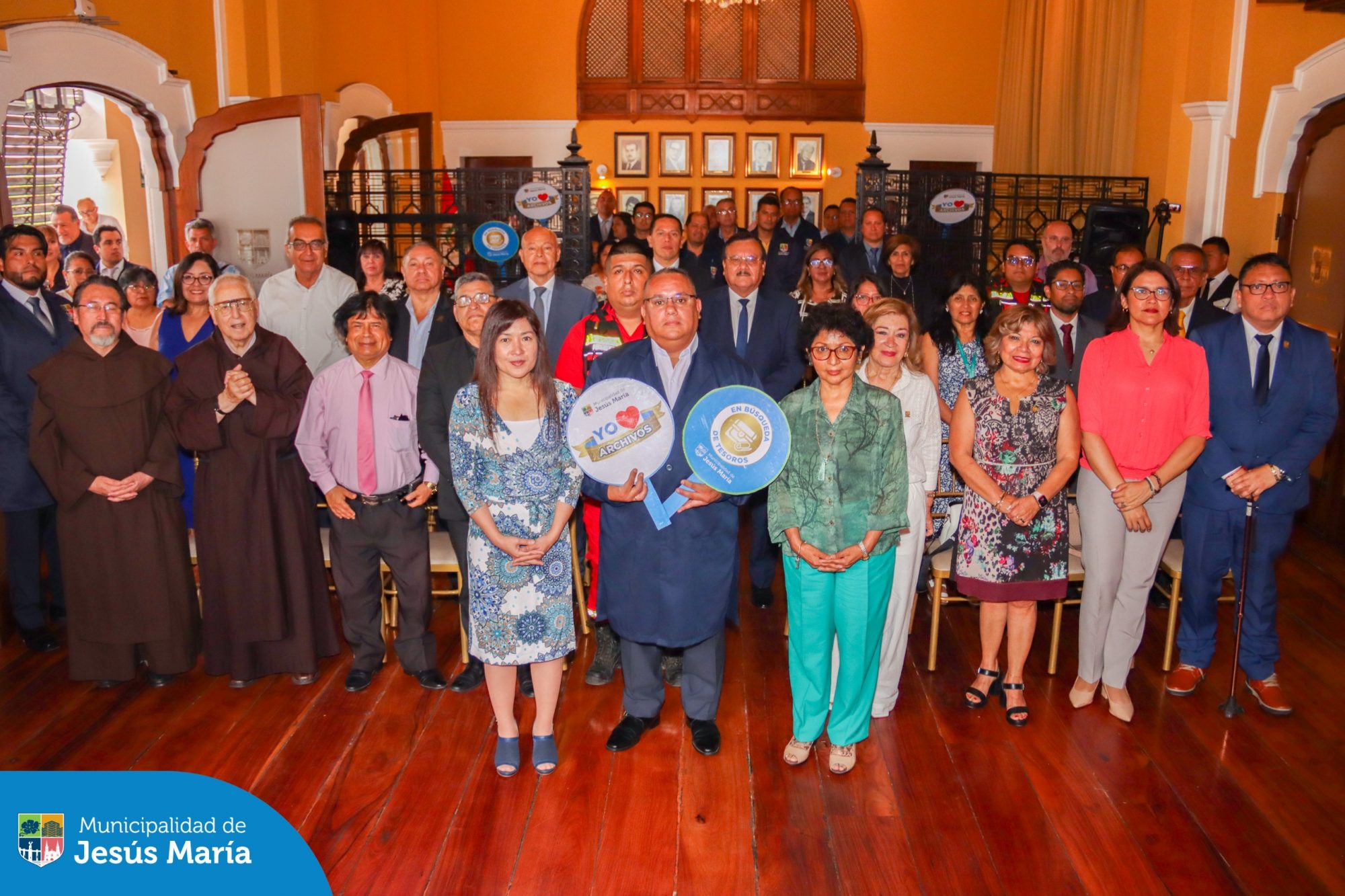 Nuestro alcalde Jesús Gálvez recibió el certificado oficial por la incorporación del “Primer Libro de Actas de Sesiones del Concejo Distrital de Jesús María (1967-1969)” en el Registro Peruano Memoria del Mundo – UNESCO. 🏛️✨
Este logro resalta la importancia de preservar nuestro valioso patrimonio documental, un legado que ahora pertenece a toda la humanidad. 🌎 Además, hemos sido reconocido con la Certificación de Buenas Prácticas en Gestión Pública 2024, por el proyecto “Archivos con Identidad: Promoviendo el Patrimonio Cultural” reafirmando nuestro compromiso con la transparencia y la preservación de nuestra historia.