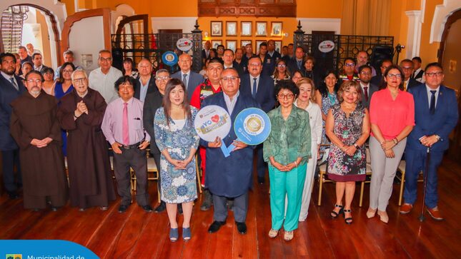 Nuestro alcalde Jesús Gálvez recibió el certificado oficial por la incorporación del “Primer Libro de Actas de Sesiones del Concejo Distrital de Jesús María (1967-1969)” en el Registro Peruano Memoria del Mundo – UNESCO. 🏛️✨
Este logro resalta la importancia de preservar nuestro valioso patrimonio documental, un legado que ahora pertenece a toda la humanidad. 🌎 Además, hemos sido reconocido con la Certificación de Buenas Prácticas en Gestión Pública 2024, por el proyecto “Archivos con Identidad: Promoviendo el Patrimonio Cultural” reafirmando nuestro compromiso con la transparencia y la preservación de nuestra historia.