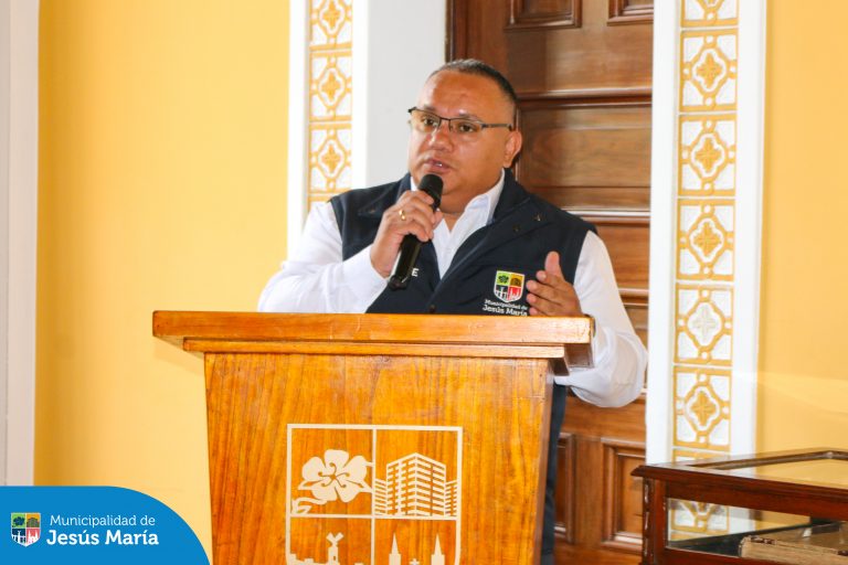 Nuestro alcalde Jesús Gálvez recibió el certificado oficial por la incorporación del “Primer Libro de Actas de Sesiones del Concejo Distrital de Jesús María (1967-1969)” en el Registro Peruano Memoria del Mundo – UNESCO. 🏛️✨
Este logro resalta la importancia de preservar nuestro valioso patrimonio documental, un legado que ahora pertenece a toda la humanidad. 🌎 Además, hemos sido reconocido con la Certificación de Buenas Prácticas en Gestión Pública 2024, por el proyecto “Archivos con Identidad: Promoviendo el Patrimonio Cultural” reafirmando nuestro compromiso con la transparencia y la preservación de nuestra historia.