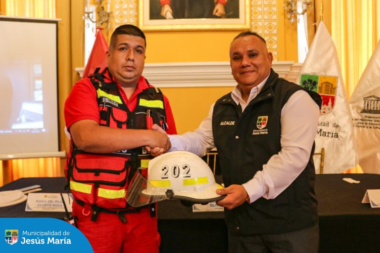 Nuestro alcalde, Jesús Gálvez, expresa sus más cálidas felicitaciones al Subteniente Christian Alexander Arias Ramos, Primer Jefe de la Compañía de Bomberos Jesús María Nº 202 y al Subteniente Juan José Grados Del Valle, Segundo Jefe, por su reciente designación en esta noble y honorable institución. 🙌🚒
Estamos seguros de que, con su compromiso, liderazgo y dedicación, continuaremos fortaleciendo nuestra misión de proteger y servir a la comunidad.