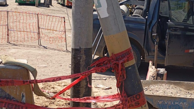 Cambian Poste de Alumbrado Público en Riesgo de Colapso

