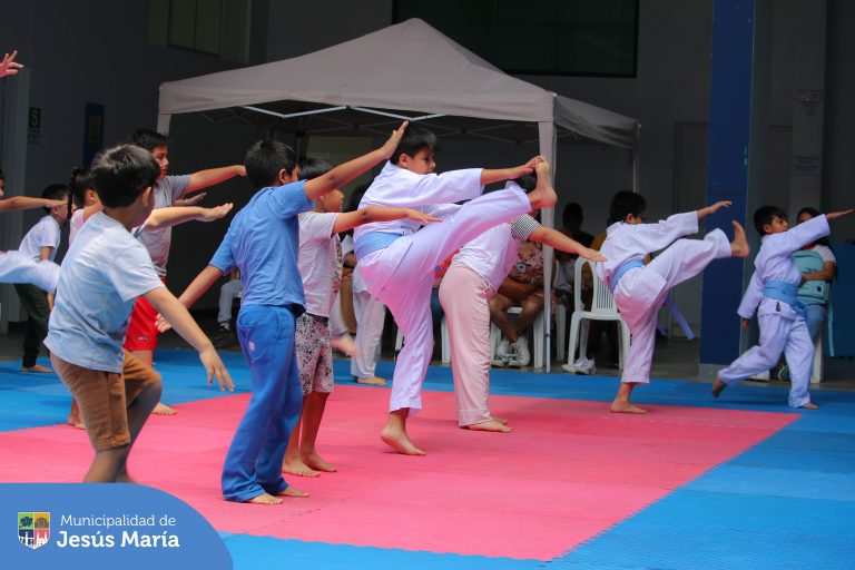 Grandes y chicos están disfrutando de nuestro Taller de Karate, aprendiendo habilidades, disciplina y ¡divirtiéndose mucho!
No te pierdas la oportunidad, revisa la lista completa de talleres aquí: bit.ly/47SAHWF y consulta los cupos disponibles.