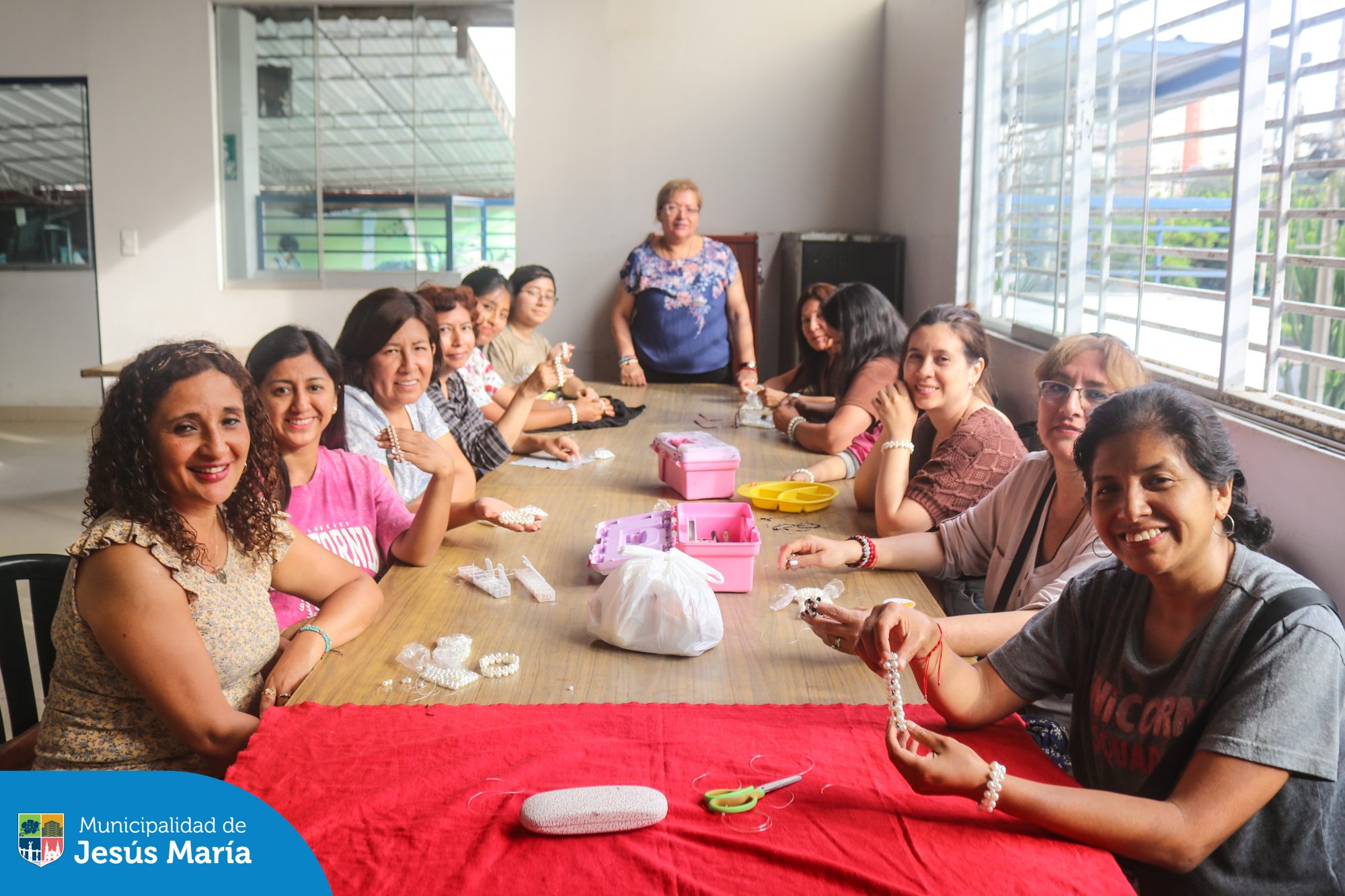 ¡Nuestras vecinas crearon bellos accesorios en el Taller de Bisutería de la Casa del Vecino Estados Unidos! ✨
Si quieres descubrir tu talento o aprender algo nuevo, acércate a Jr. Estados Unidos 291 y consulta todos los talleres disponibles. 😉 ¡Te esperamos!