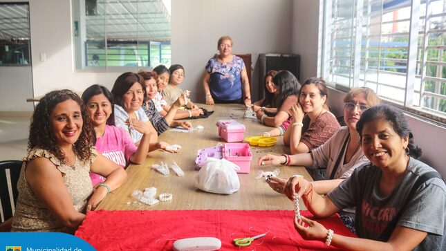 ¡Nuestras vecinas crearon bellos accesorios en el Taller de Bisutería de la Casa del Vecino Estados Unidos! ✨
Si quieres descubrir tu talento o aprender algo nuevo, acércate a Jr. Estados Unidos 291 y consulta todos los talleres disponibles. 😉 ¡Te esperamos!