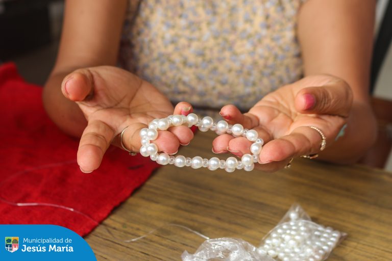 ¡Nuestras vecinas crearon bellos accesorios en el Taller de Bisutería de la Casa del Vecino Estados Unidos! ✨
Si quieres descubrir tu talento o aprender algo nuevo, acércate a Jr. Estados Unidos 291 y consulta todos los talleres disponibles. 😉 ¡Te esperamos!