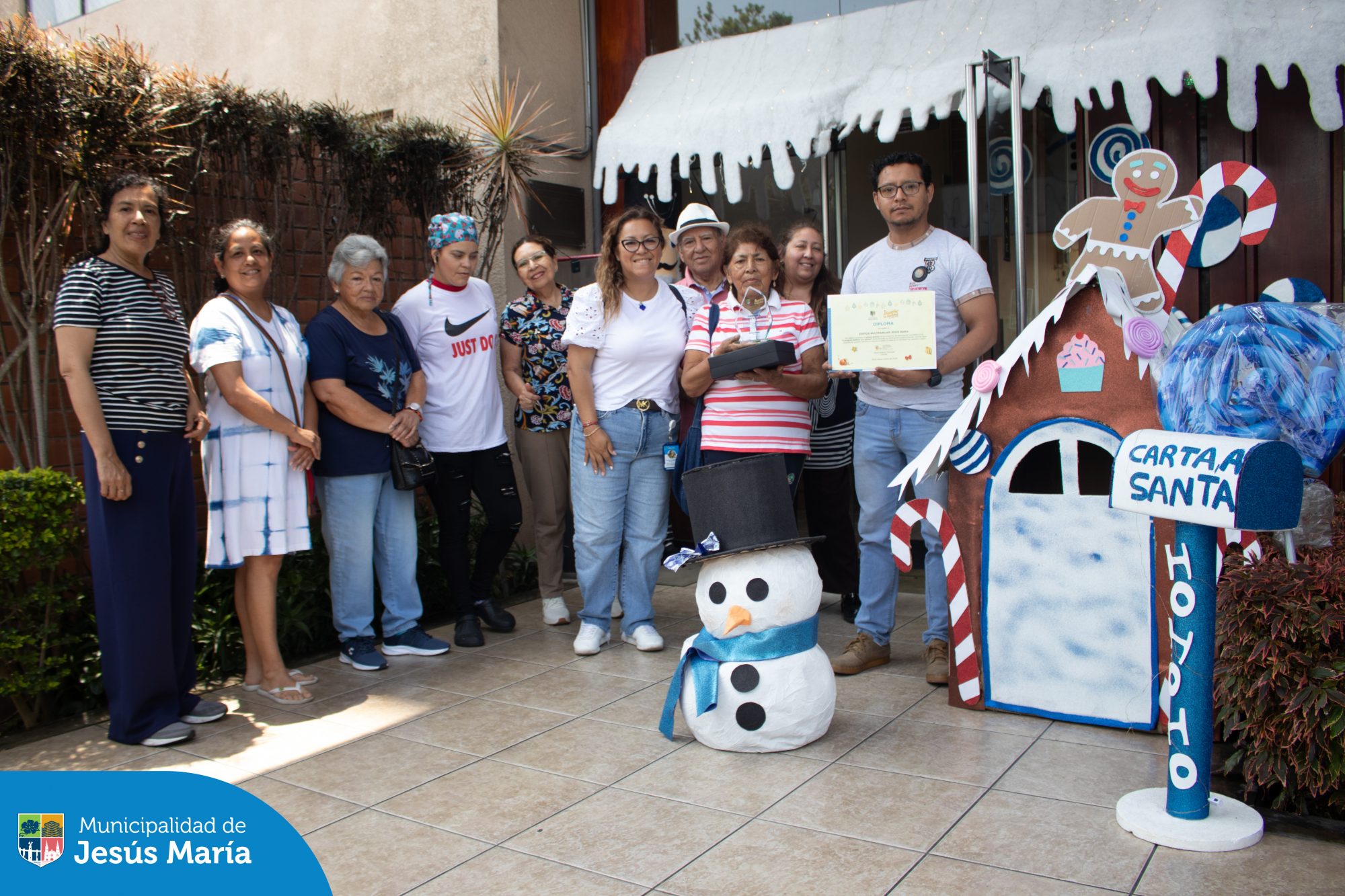 Visitamos a los vecinos ganadores del Concurso de Fachadas Navideñas, en las categorías Edificio (1er, 2do y 3er puesto), Parque (2do puesto) y Vivienda (2do y 3er puesto), quienes nos sorprendieron con su creatividad y dedicación para llenar de magia y alegría nuestro distrito. Cada uno recibió un diploma y un premio como agradecimiento por embellecer nuestros espacios y compartir la alegría de estas fiestas.
¡Gracias por hacer de Jesús María un lugar lleno de luz, color y espíritu navideño!