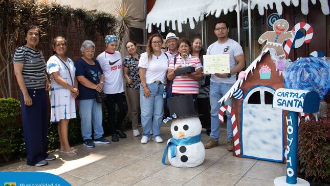 Visitamos a los vecinos ganadores del Concurso de Fachadas Navideñas, en las categorías Edificio (1er, 2do y 3er puesto), Parque (2do puesto) y Vivienda (2do y 3er puesto), quienes nos sorprendieron con su creatividad y dedicación para llenar de magia y alegría nuestro distrito.  Cada uno recibió un diploma y un premio como agradecimiento por embellecer nuestros espacios y compartir la alegría de estas fiestas. 
¡Gracias por hacer de Jesús María un lugar lleno de luz, color y espíritu navideño!