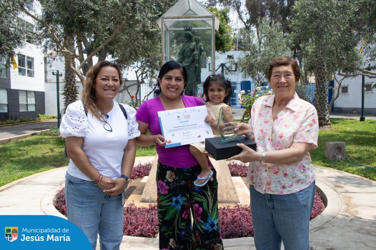 Visitamos a los vecinos ganadores del Concurso de Fachadas Navideñas, en las categorías Edificio (1er, 2do y 3er puesto), Parque (2do puesto) y Vivienda (2do y 3er puesto), quienes nos sorprendieron con su creatividad y dedicación para llenar de magia y alegría nuestro distrito. Cada uno recibió un diploma y un premio como agradecimiento por embellecer nuestros espacios y compartir la alegría de estas fiestas.
¡Gracias por hacer de Jesús María un lugar lleno de luz, color y espíritu navideño!