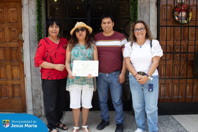 Visitamos a los vecinos ganadores del Concurso de Fachadas Navideñas, en las categorías Edificio (1er, 2do y 3er puesto), Parque (2do puesto) y Vivienda (2do y 3er puesto), quienes nos sorprendieron con su creatividad y dedicación para llenar de magia y alegría nuestro distrito. Cada uno recibió un diploma y un premio como agradecimiento por embellecer nuestros espacios y compartir la alegría de estas fiestas.
¡Gracias por hacer de Jesús María un lugar lleno de luz, color y espíritu navideño!