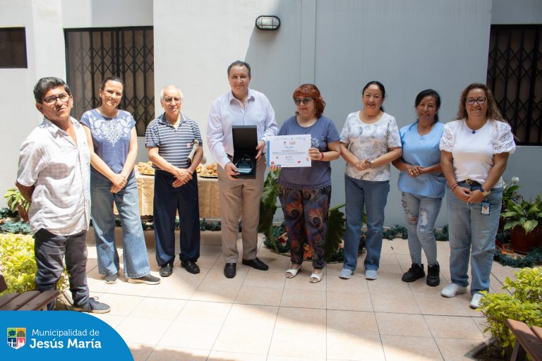 Visitamos a los vecinos ganadores del Concurso de Fachadas Navideñas, en las categorías Edificio (1er, 2do y 3er puesto), Parque (2do puesto) y Vivienda (2do y 3er puesto), quienes nos sorprendieron con su creatividad y dedicación para llenar de magia y alegría nuestro distrito. Cada uno recibió un diploma y un premio como agradecimiento por embellecer nuestros espacios y compartir la alegría de estas fiestas.
¡Gracias por hacer de Jesús María un lugar lleno de luz, color y espíritu navideño!
