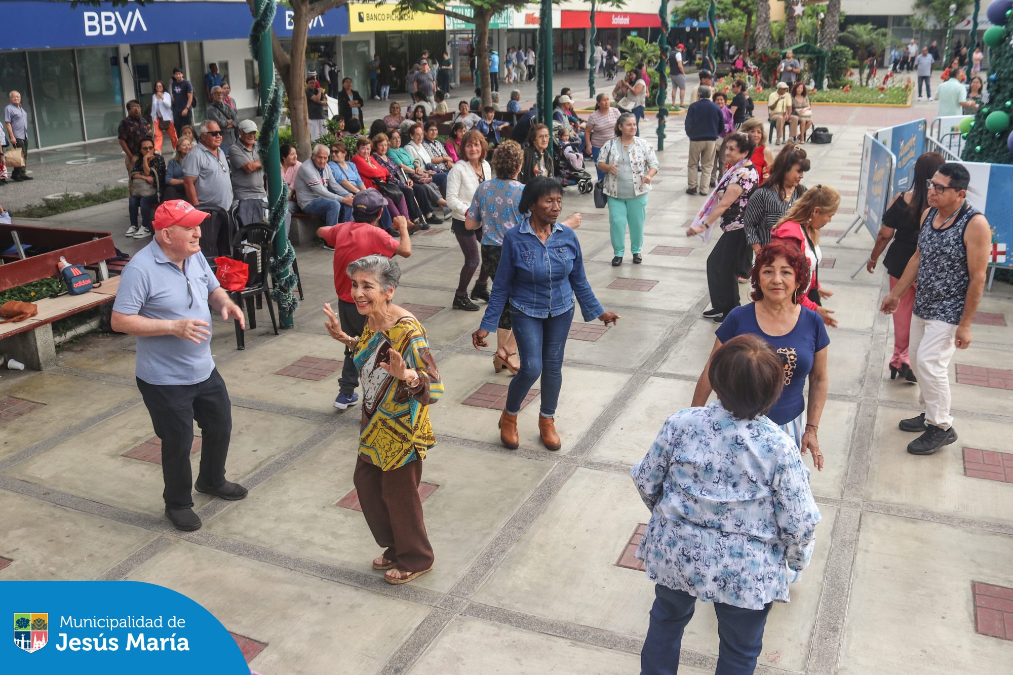 Ven a disfrutar entre vecinos de una tarde de baile y música en vivo, este miércoles 15 a las 5:00 p.m.
¡No te lo pierdas!