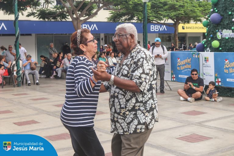 Ven a disfrutar entre vecinos de una tarde de baile y música en vivo, este miércoles 15 a las 5:00 p.m.
¡No te lo pierdas!
