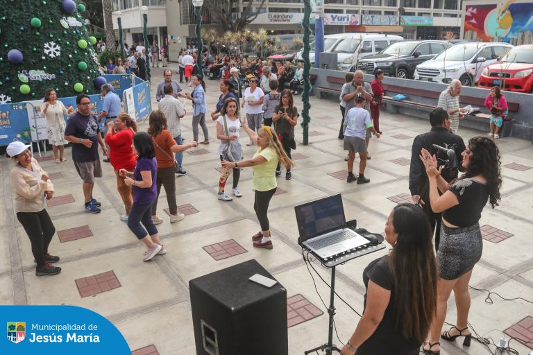 Ven a disfrutar entre vecinos de una tarde de baile y música en vivo, este miércoles 15 a las 5:00 p.m.
¡No te lo pierdas!