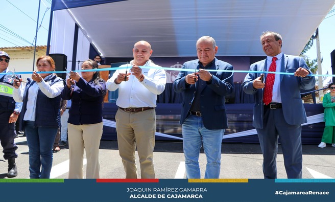 En medio de la algarabía y el fervor de los vecinos y ciudadanía presentes en la ceremonia, el alcalde de la Municipalidad Provincial de Cajamarca, Joaquín Ramírez Gamarra inauguró esta mañana el asfaltado del Jr. Los Patos, entre las avenidas Atahualpa y Universitaria, Sector , San Martín de Porras, para beneficiar de manera directa a más de mil pobladores de la zona y a la población cajamarquina en general, constituyéndose en una importante arteria para el descongestionamiento vehicular y más adelante como vía alterna cuando se inicie la construcción del bye pass del óvalo de las banderas.
La obra se ejecutó bajo la modalidad de contrata, con una inversión de más de 2 millones de soles, alcanzando la pavimentación de aproximadamente 4 mil metros cuadrados, la construcción de 997 metros cuadrados de veredas, 145 metros cuadrados de sardineles, 72 metros cuadrados de rampas, instalación de 51 metros cuadrados de áreas verdes, además de una cuneta para evacuación de aguas lluvias, drenaje y señalización de la pista.
Durante el acto inaugural el alcalde de Cajamarca, Joaquín Ramírez puso énfasis en la calidad de los materiales utilizados en el asfaltado de esta obra, señalando que se trata de una vía esperada por largos años y que hoy se hace realidad. “Aquí hemos hecho una inversión con responsabilidad y transparencia”, puntualizó la autoridad municipal.
Aprovechó esta intervención para anunciar la próxima inauguración de otras tres obras: la pavimentación del Jr. Tayabamba, el sistema de agua potable y saneamiento de La Ramada y el asfaltado de la carretera Cajamarca – Cumbe Mayo – Chetilla.
Además, anunció un conjunto de obras que se hallan en proceso de licitación todas ellas financiadas por la Municipalidad Provincial de Cajamarca que se iniciarán entre los meses de febrero y mayo del presente año. Entre estas obras destacan la construcción del servicio de agua potable y saneamiento básico de Porconcillo Bajo, el asfaltado de la Carretera Cajamarca – Chamis, pavimentación de pistas y veredas de Mollepampa, reconstrucción de la Av. San Martín, construcción del puente Tual, entre otras.
¡𝗖𝗢𝗡 𝗠Á𝗦 𝗢𝗕𝗥𝗔𝗦, 𝗝𝗢𝗔𝗤𝗨𝗜𝗡 𝗦Í 𝗖𝗨𝗠𝗣𝗟𝗘! 🙌