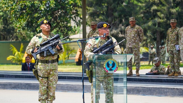 participando junto a los invitados de la ceremonia de reconocimiento como Comandante General de la II División de Ejército, Óscar Luis Calle Pére
