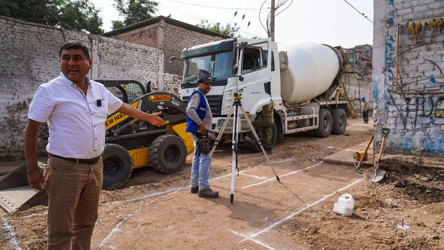 obras de nuevas pistas y veredas que se vienen realizando en el comité 1 y 2 a la altura del Colegio "Señor de los Milagros" de Flor de Amancaes