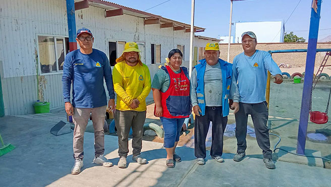 Equipo de áreas verdes de la comuna nepeñera