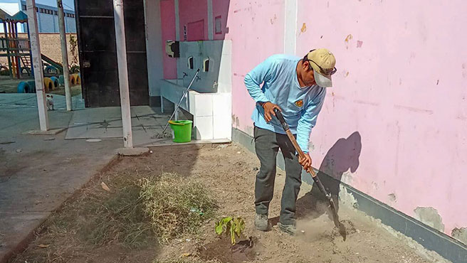 Personal edil realiza trabajo de desbrote de maleza