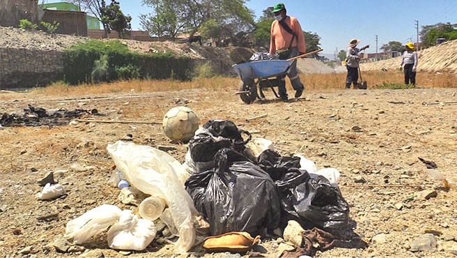 Personal realiza trabajos de limpieza en el cause del río Solivín