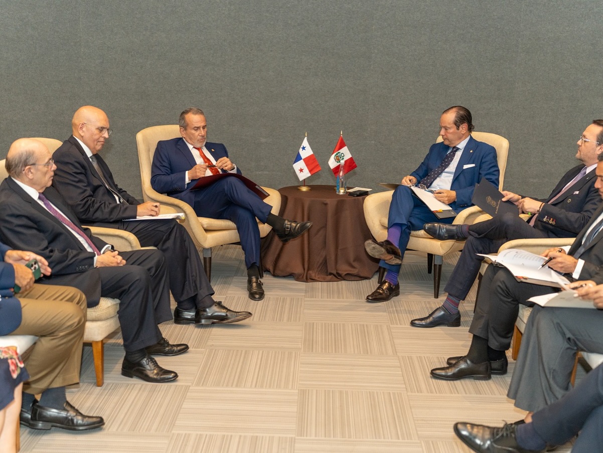 Canciller Elmer Schialer acompañado de Javier Martínez-Acha Canciller de Panamá y Embajador Mario López Chávarri