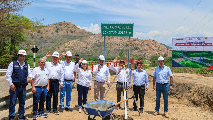 Horas antes, la jefa de Estado dio inicio a la construcción del puente Carrasquillo, en Piura. La obra beneficiará a 255,000 peruanos y demandará una inversión de S/ 375 millones.