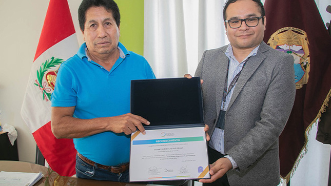 Reconocimiento por su compromiso con el desarrollo por parte del Instituto Peruano de Negocios