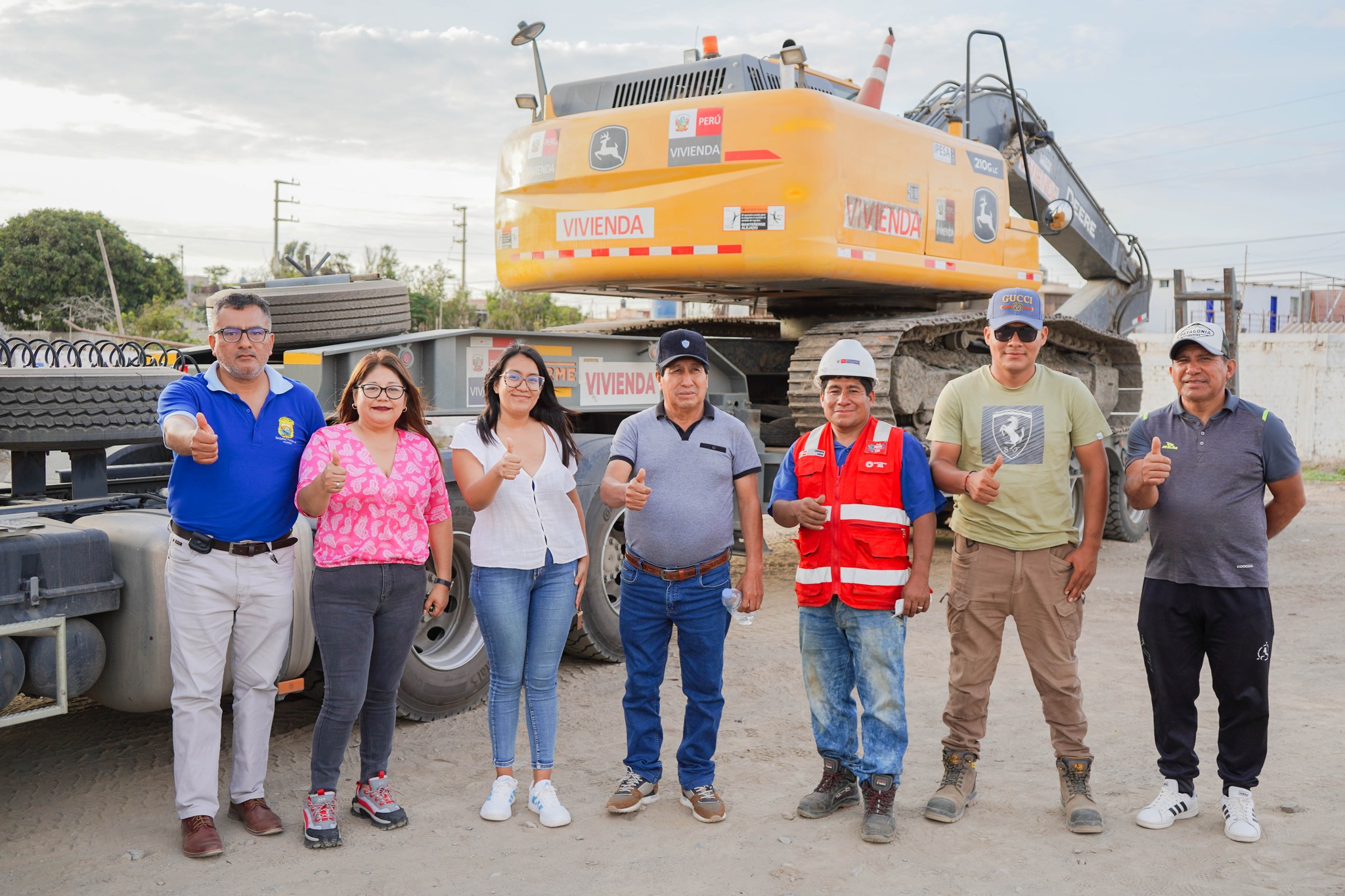 Alcalde de Huarmey recibe maquinarias pesadas para descolmatación del río Huarmey