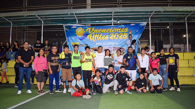 El alcalde Manuel Figueroa Laos junto a los niños y adolescentes del taller de boxeo 