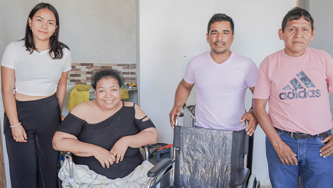Municipalidad Provincial entrega silla de ruedas a persona con discapacidad