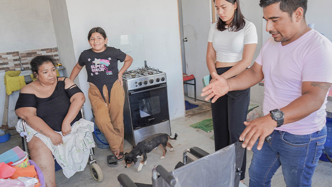 Municipalidad Provincial entrega silla de ruedas a persona con discapacidad