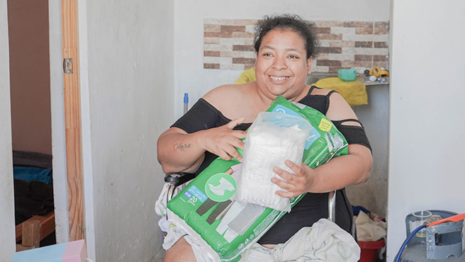 Municipalidad Provincial entrega silla de ruedas a persona con discapacidad