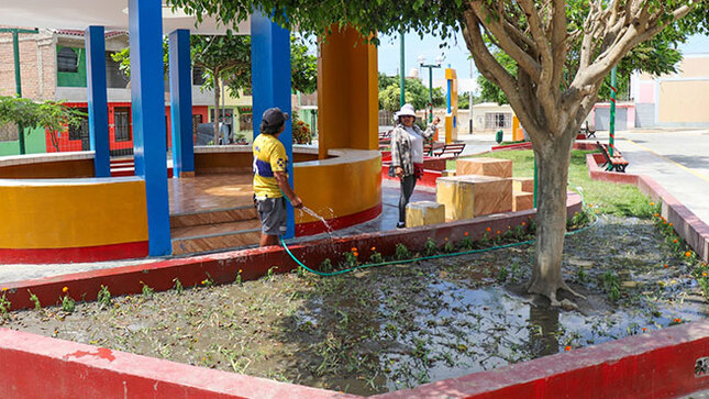 Regado de áreas verdes en el Parque San José