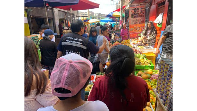 En esta oportunidad fueron visitados, el mercado Los Andes y la Av. Áncash, es importante precisar que estas visitas buscan sensibilizar a los comerciantes sobre la importancia de trabajar de manera ordenada y sin ocupar la vía pública, con el fin de prevenir accidentes.
Así mismo, se les recordó que, en futuras inspecciones, el incumplimiento de las normas municipales podría derivar en la imposición de multas o intervenciones más severas. Esta acción forma parte del compromiso de la gestión para garantizar la seguridad y el orden en beneficio de todos los vecinos.