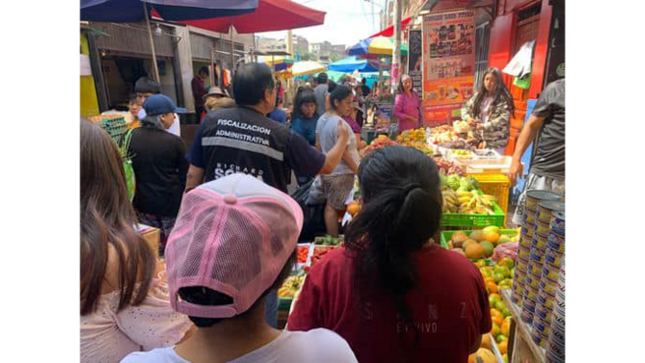 En esta oportunidad fueron visitados, el mercado Los Andes y la Av. Áncash, es importante precisar que estas visitas buscan sensibilizar a los comerciantes sobre la importancia de trabajar de manera ordenada y sin ocupar la vía pública, con el fin de prevenir accidentes.
Así mismo, se les recordó que, en futuras inspecciones, el incumplimiento de las normas municipales podría derivar en la imposición de multas o intervenciones más severas. Esta acción forma parte del compromiso de la gestión para garantizar la seguridad y el orden en beneficio de todos los vecinos.