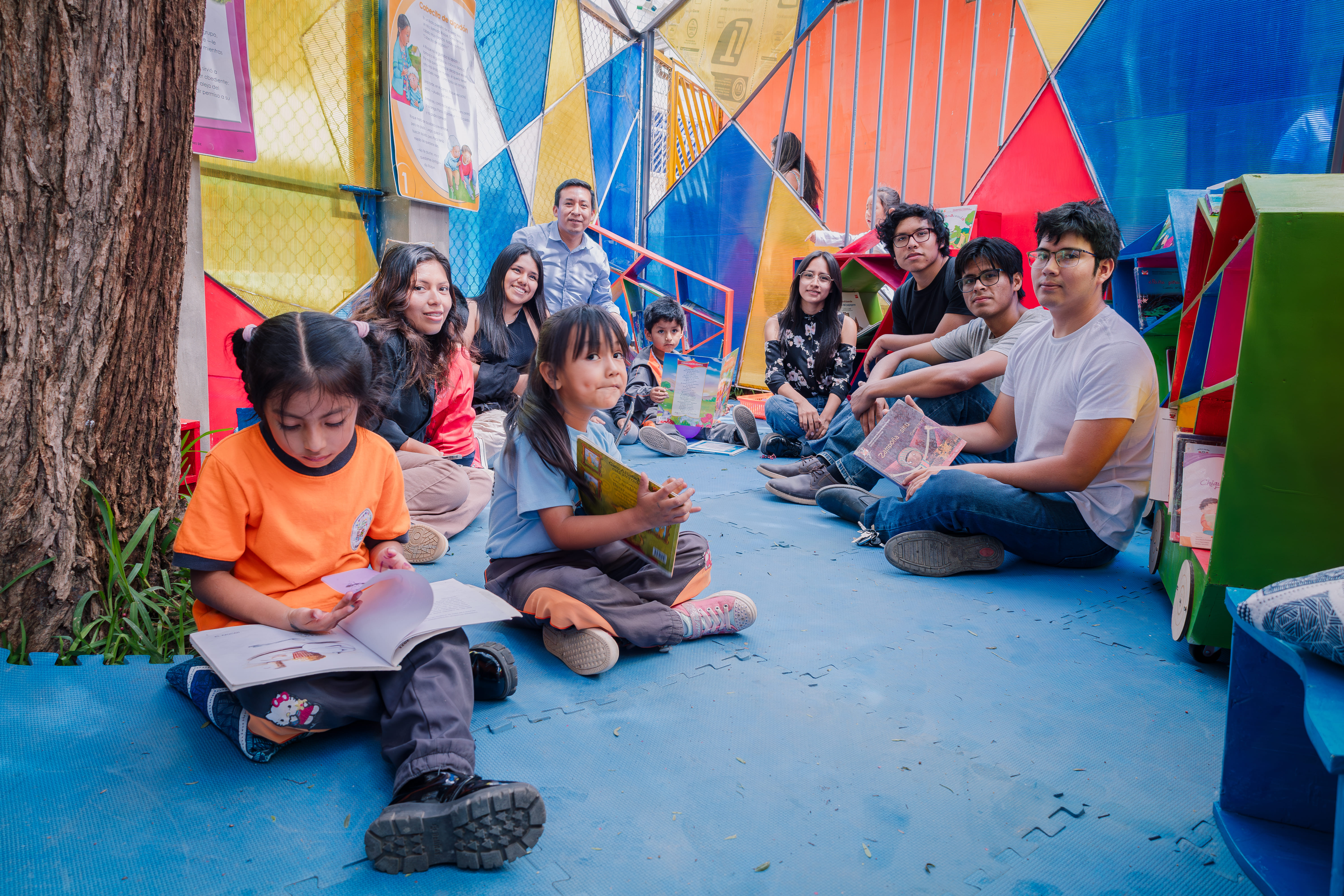 Estudiantes de Institución Educativa Inicial Nº687 APROVICA en espacio de lectura libre.
