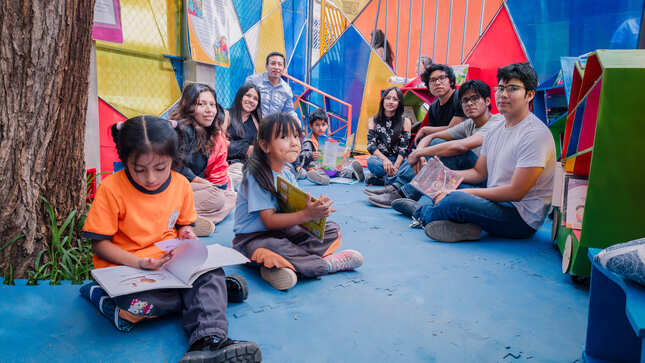 Estudiantes de Institución Educativa Inicial Nº687 APROVICA en espacio de lectura libre.